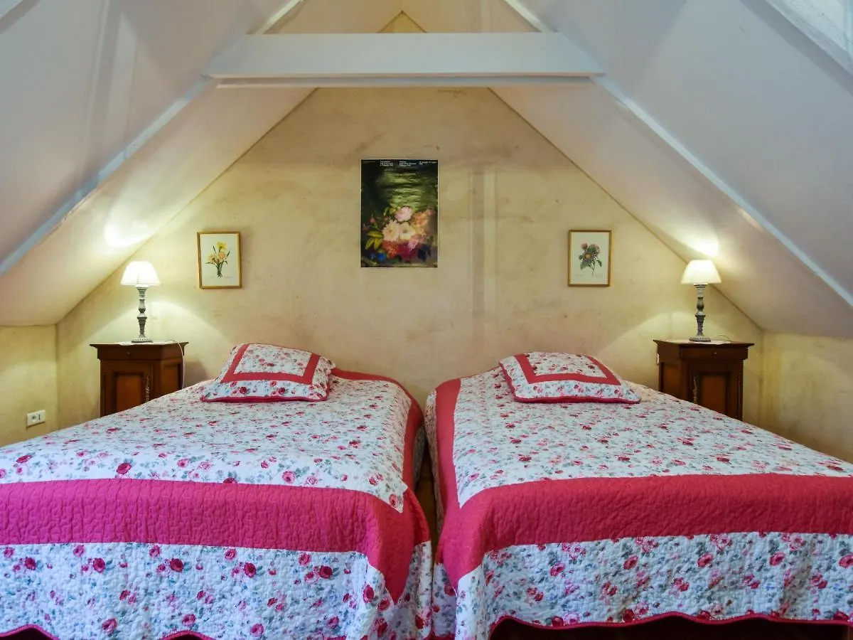 Cosy Holiday Home With Terrace Near Quimperl Coatviller